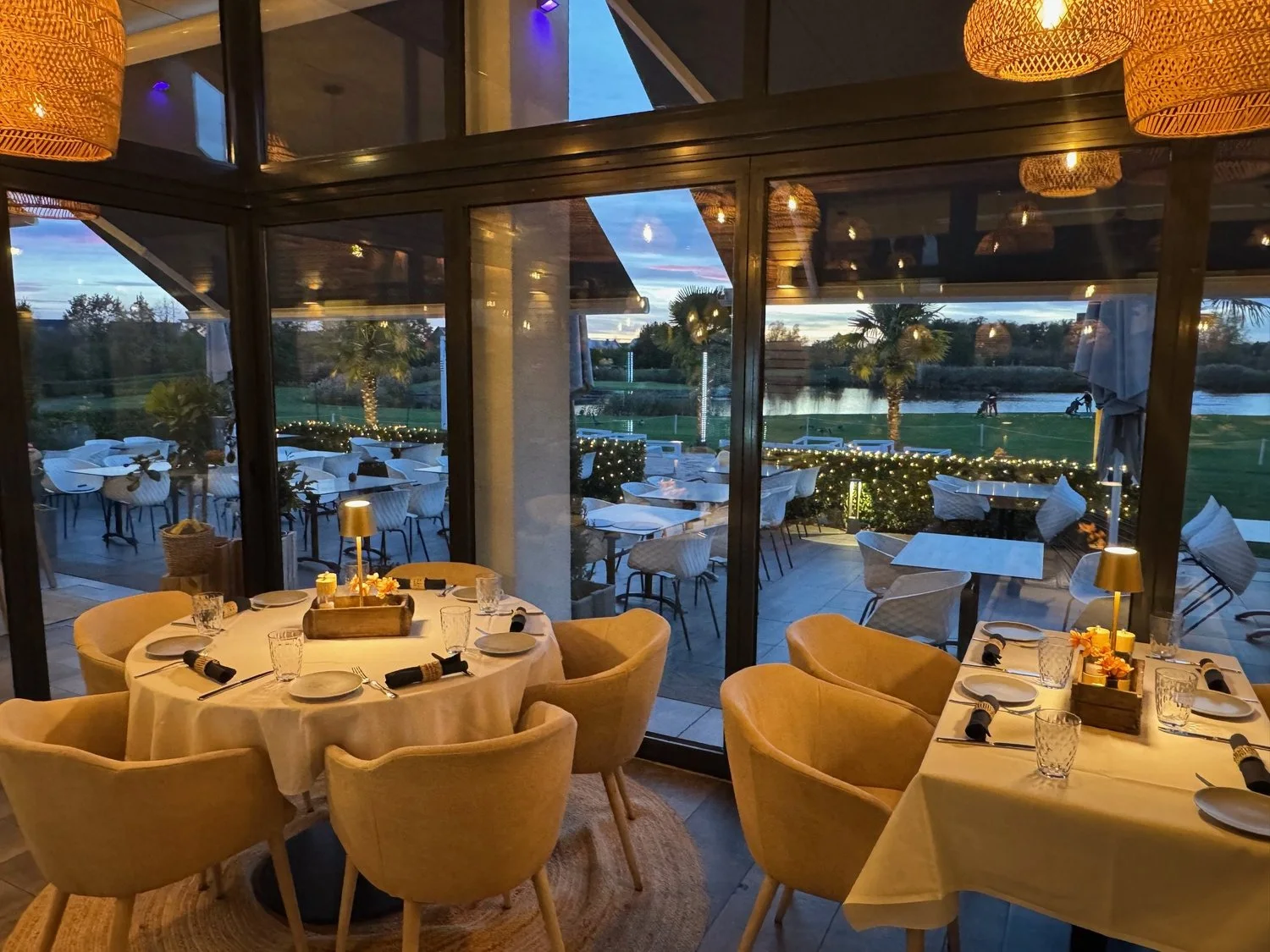 Innenraum des El Olivar mit Blick auf Golfplatz und Abendhimmel